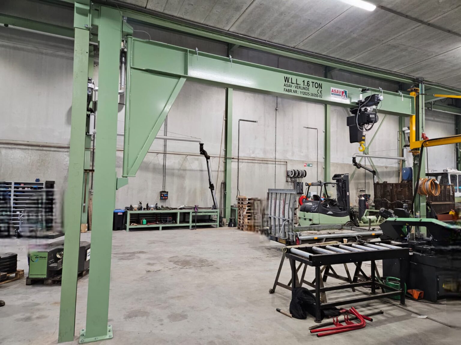 Kraan kleur groen Heer land water kolomkraan zwenkkraan werklast ketting kettingtakel